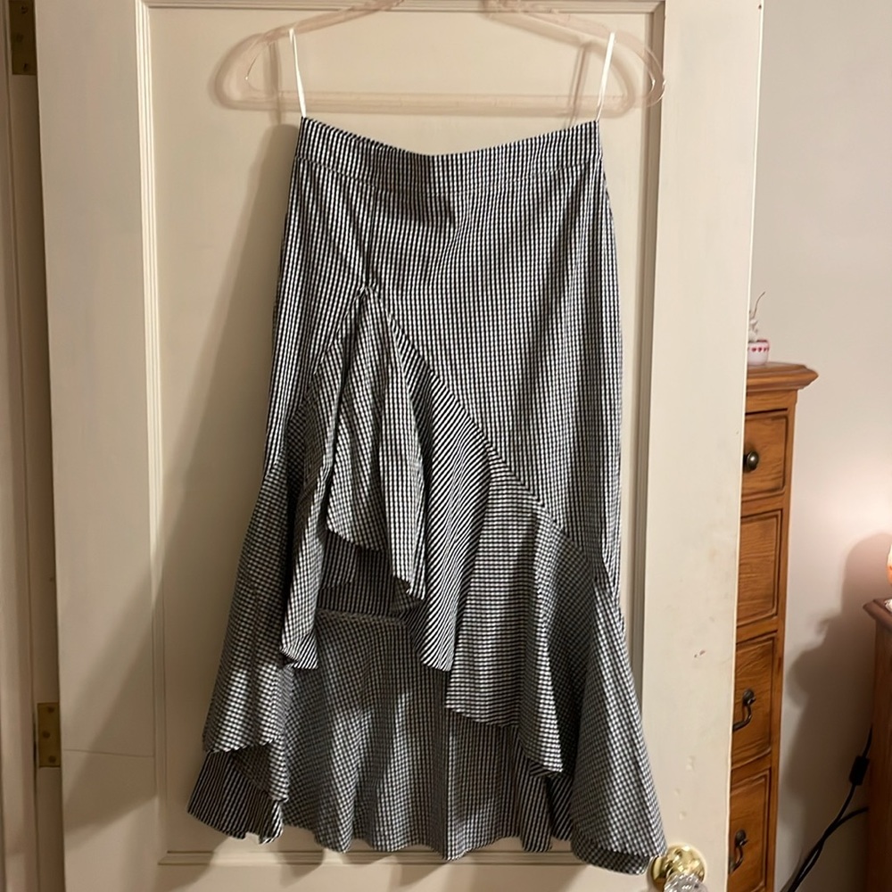 Mid length skirt. Lined . Ruffled . - Picture 2 of 4
